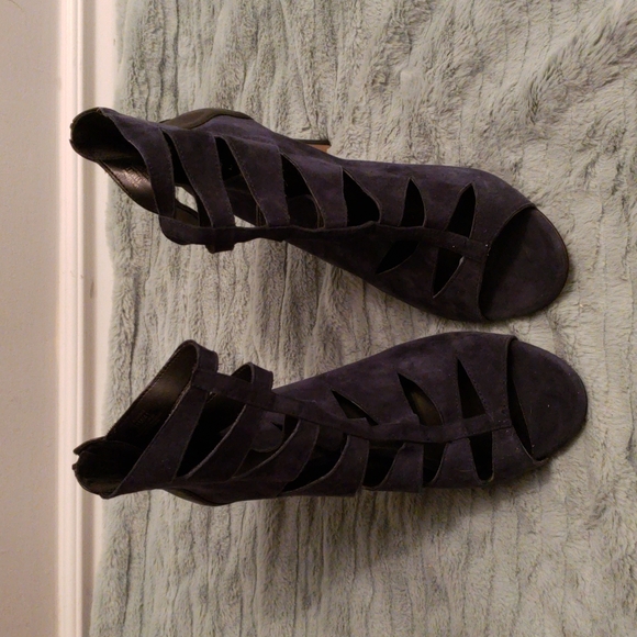 Lord and Taylor 424 fifth cut out booties - Picture 5 of 7